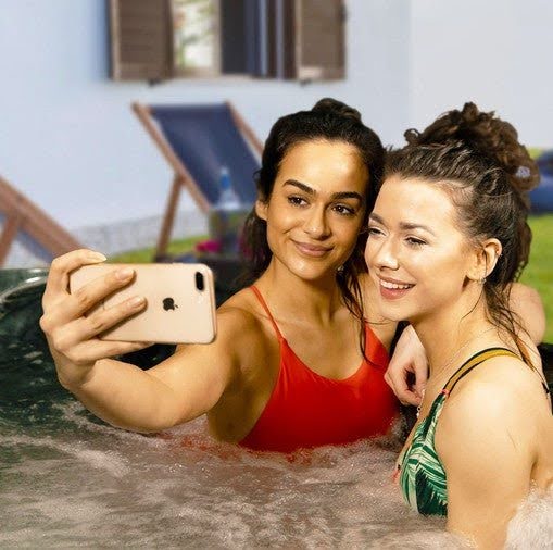 Saltwater vs Chlorine Hot Tubs: Which Is Right for You? - Heracles Wellness